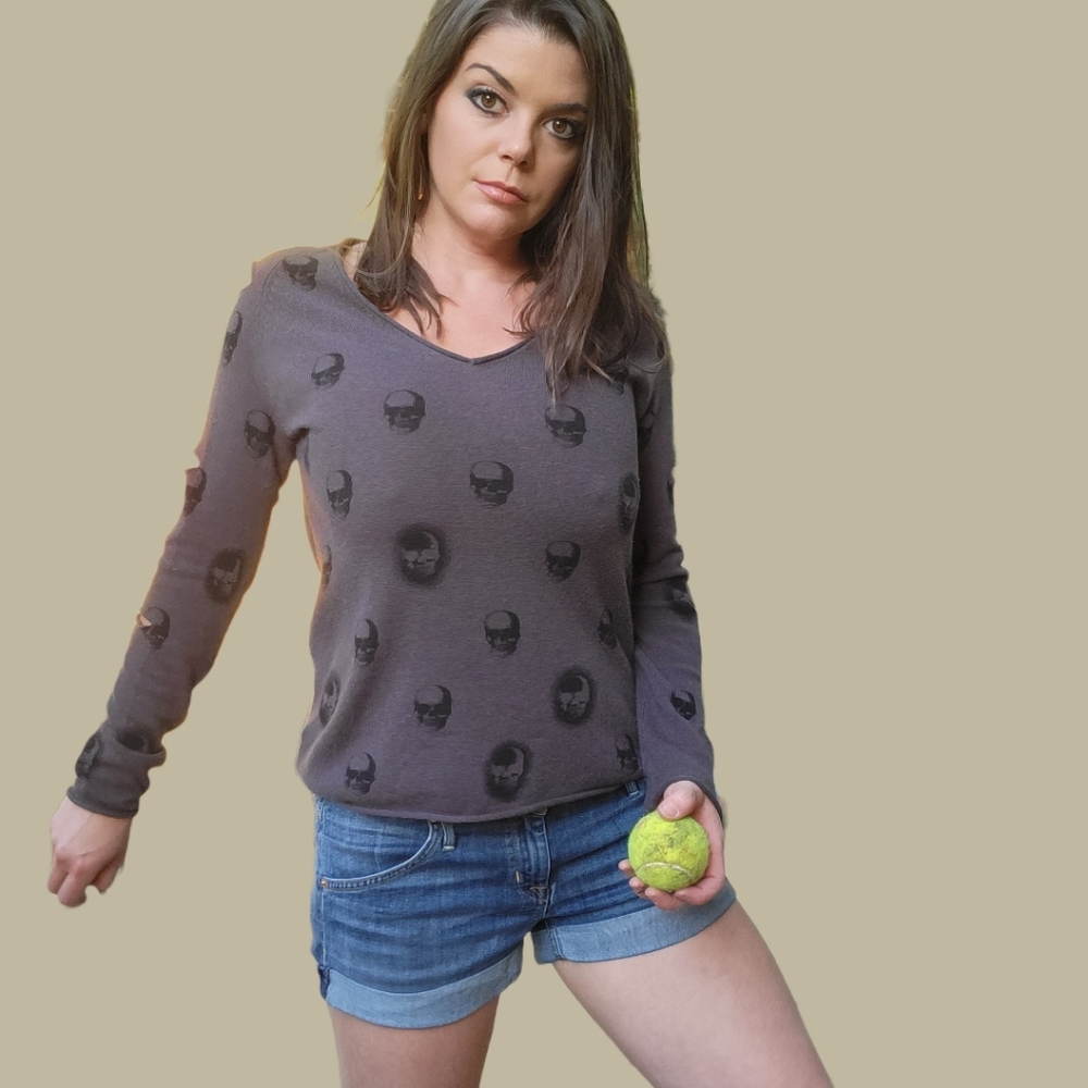 360 cashmere Skull cashmere v neck skull print sweater, cut out arm size xs